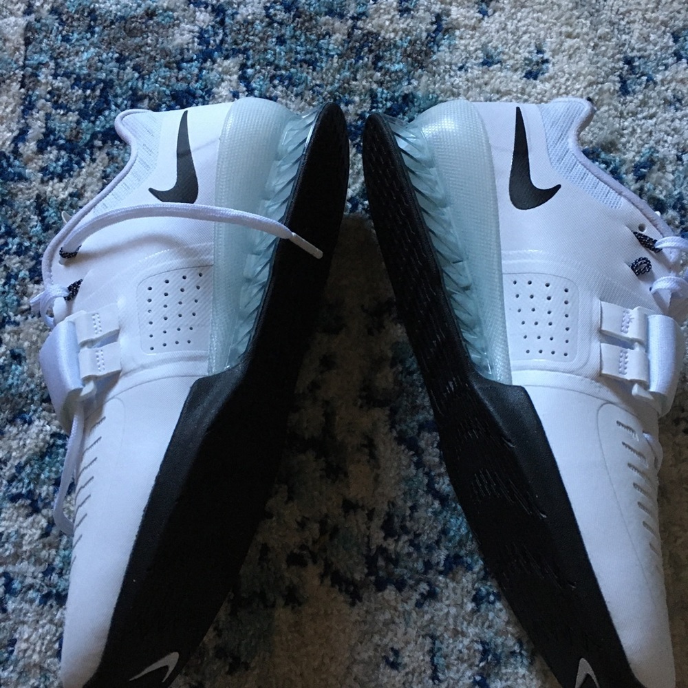 NIKE FLYWIRE TRAINING SHOES